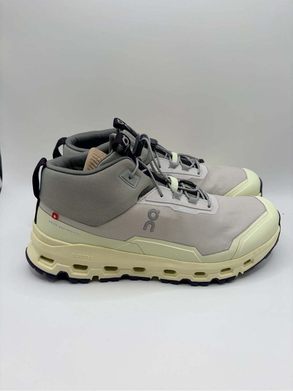 On Cloud Cloudhero Mid-Top Sneakers in Light Gray‎ and Pale Yellow